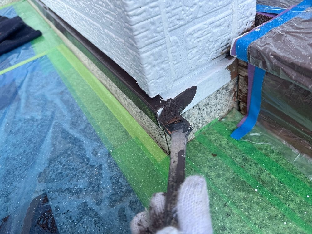 K様(四日市)水切り(中塗り) 菰野町の外壁塗装、防水工事をリペイント匠が施工した写真