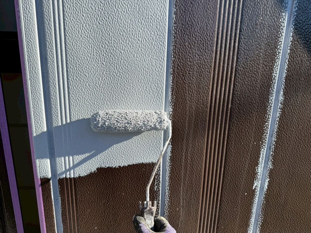 U様_鈴鹿市_戸袋_下塗り 鈴鹿市の外壁塗装をリペイント匠が施工した写真