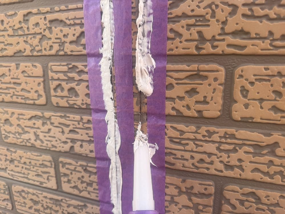 K様(四日市)シール(打設目地) 菰野町の外壁塗装、防水工事をリペイント匠が施工した写真