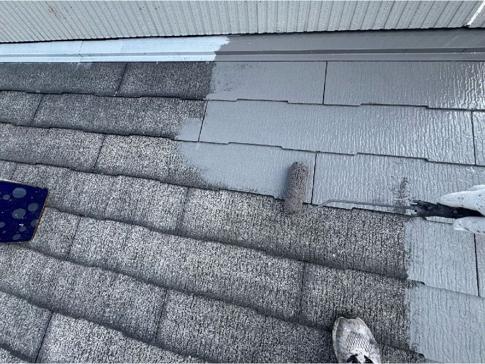 I様(四日市)_屋根(中塗り1) 四日市市の外壁塗装、屋根塗装、防水工事をリペイント匠が施工した写真