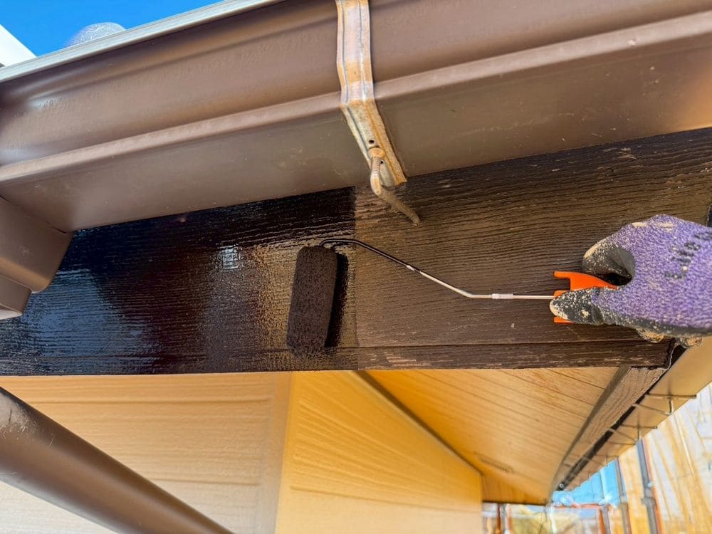 U様_鈴鹿市_鼻隠し_中塗り 鈴鹿市の外壁塗装をリペイント匠が施工した写真