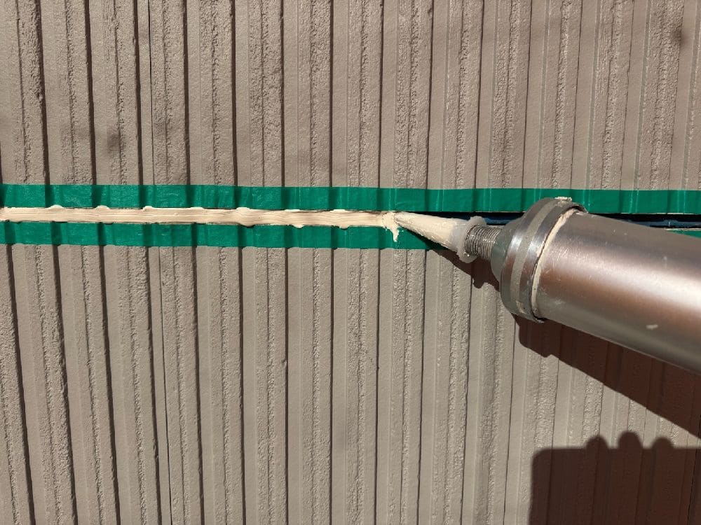 I様(四日市)シール(打ちならし) (1) 四日市市の外壁塗装、屋根塗装、防水工事をリペイント匠が施工した写真