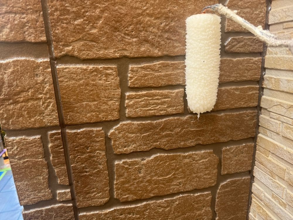 S様_鈴鹿市_外壁(上塗り1) 鈴鹿市の外壁塗装をリペイント匠が施工した写真