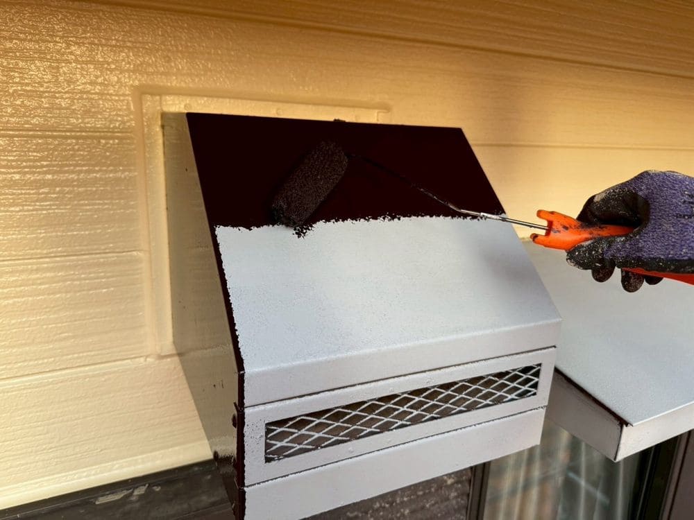 U様_鈴鹿市_換気フード_中塗り 鈴鹿市の外壁塗装をリペイント匠が施工した写真