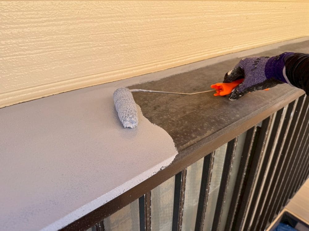 U様_鈴鹿市_出窓天端_下塗り 鈴鹿市の外壁塗装をリペイント匠が施工した写真