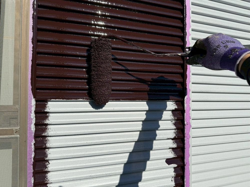 U様_鈴鹿市_雨戸_中塗り 鈴鹿市の外壁塗装をリペイント匠が施工した写真