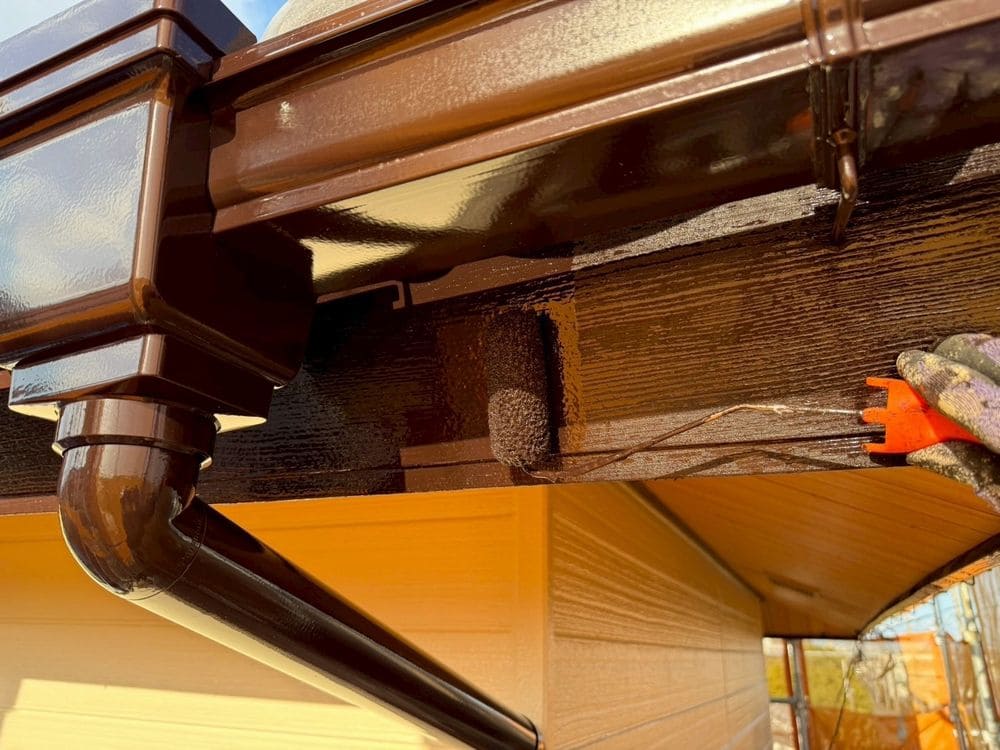 U様_鈴鹿市_鼻隠し_上塗り 鈴鹿市の外壁塗装をリペイント匠が施工した写真