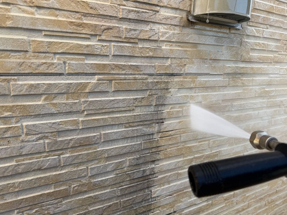 S様_鈴鹿市_高圧洗浄(外壁) (2) 鈴鹿市の外壁塗装をリペイント匠が施工した写真