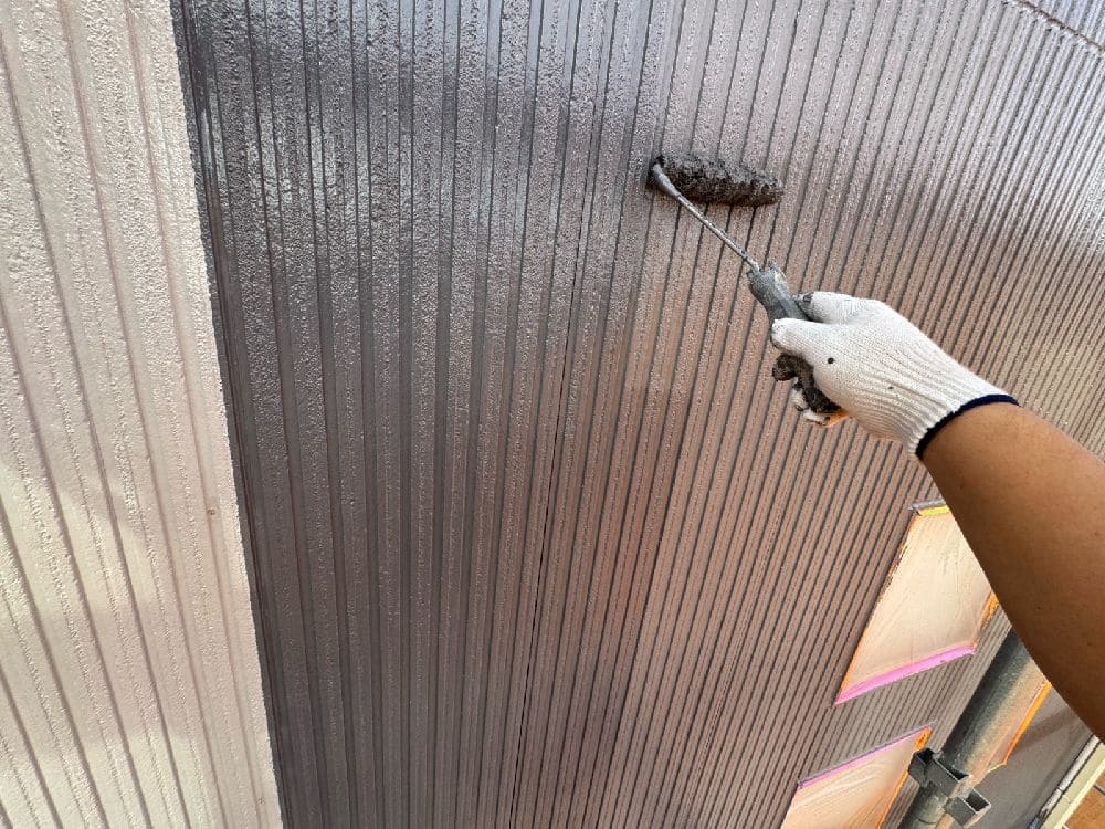 I様(四日市)外壁(上塗り1) (2) 四日市市の外壁塗装、屋根塗装、防水工事をリペイント匠が施工した写真