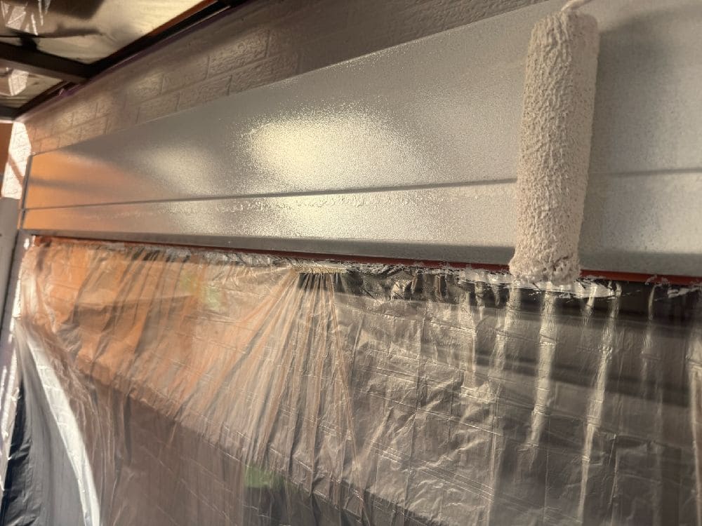 K様(四日市)シャッターボックス(下塗り) 菰野町の外壁塗装、防水工事をリペイント匠が施工した写真