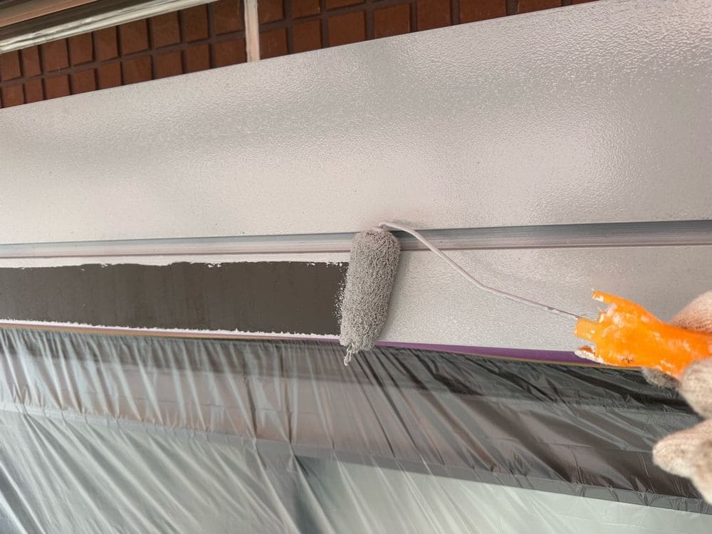 シャッターボックス(下塗り) 松阪市で外壁塗装と屋根工事をリペイント匠が施工した写真