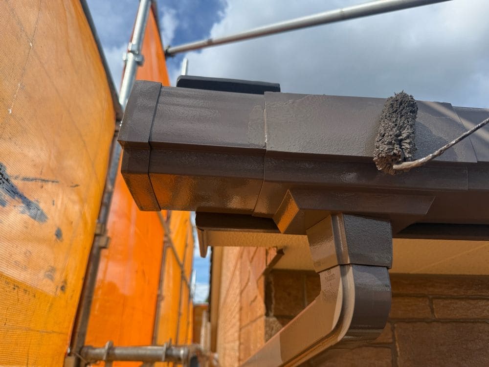 S様_鈴鹿市_横樋(上塗り) 鈴鹿市の外壁塗装をリペイント匠が施工した写真