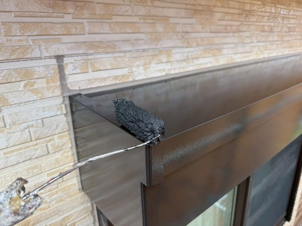 S様_鈴鹿市_シャッターボックス(上塗り) 鈴鹿市の外壁塗装をリペイント匠が施工した写真