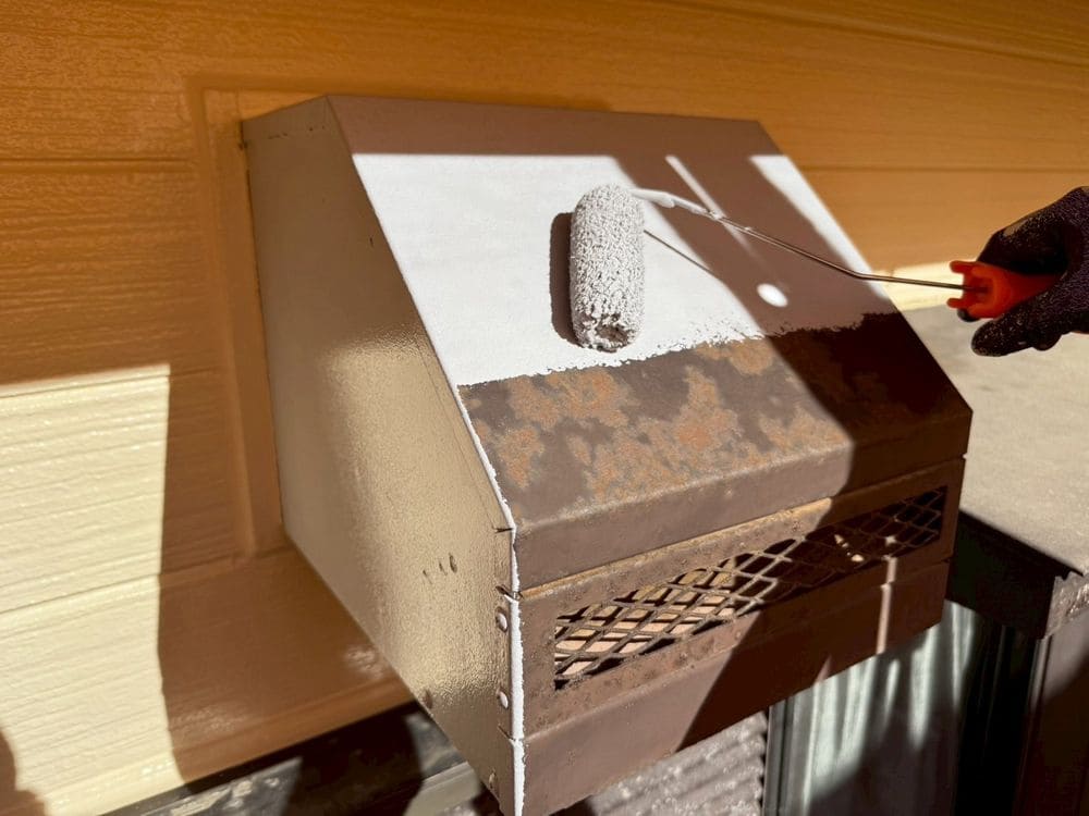 U様_鈴鹿市_換気フード_下塗り 鈴鹿市の外壁塗装をリペイント匠が施工した写真