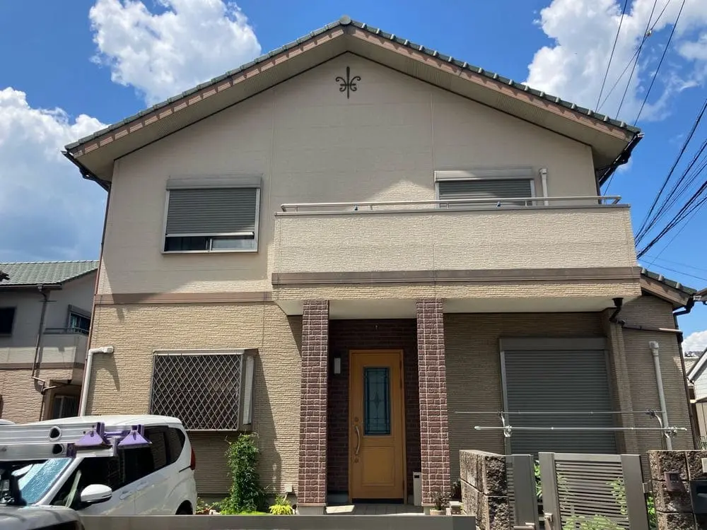 松阪市Y様施工前2 松阪市の外壁塗装をリペイント匠が施工した写真