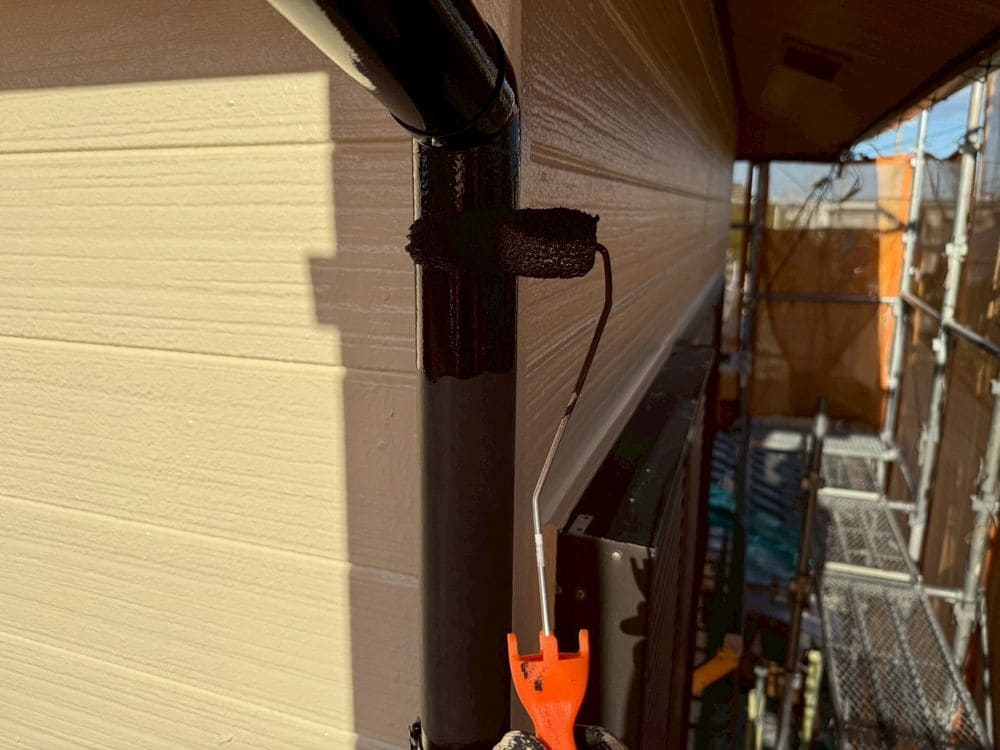 U様_鈴鹿市_樋_中塗り 鈴鹿市の外壁塗装をリペイント匠が施工した写真