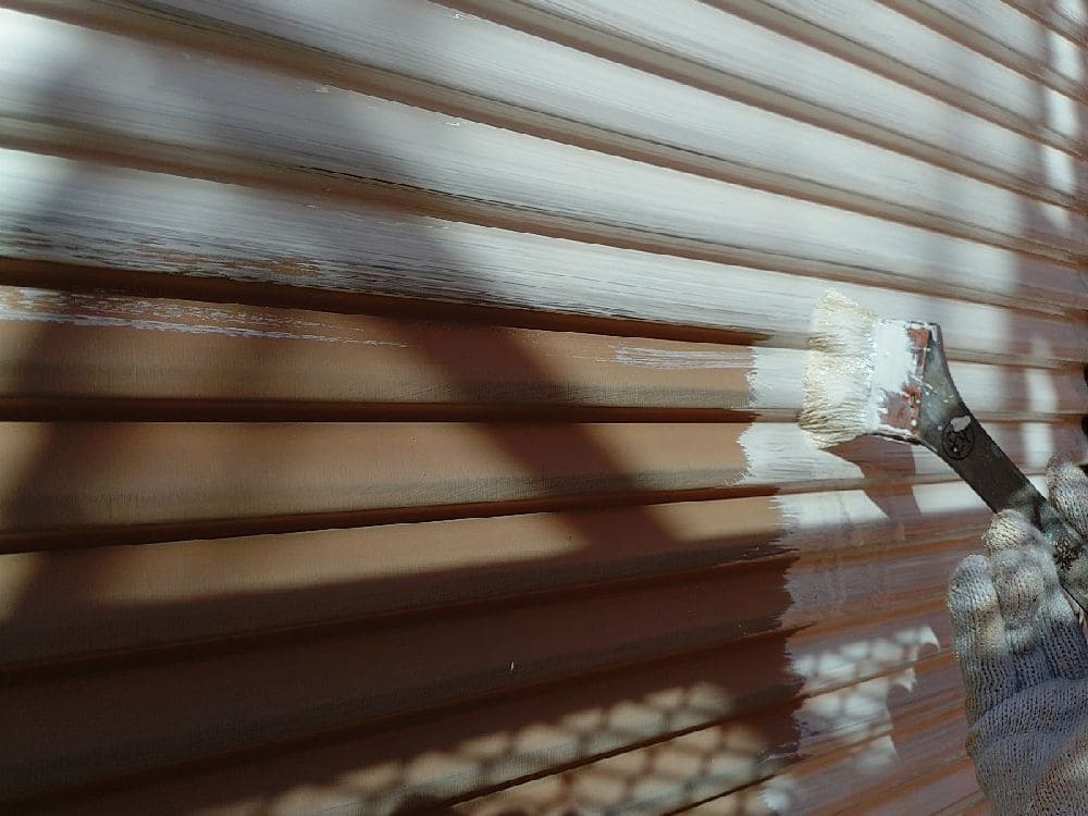 O様(津)雨戸(下塗り) (2) 津市の外壁塗装をリペイント匠が施工した写真