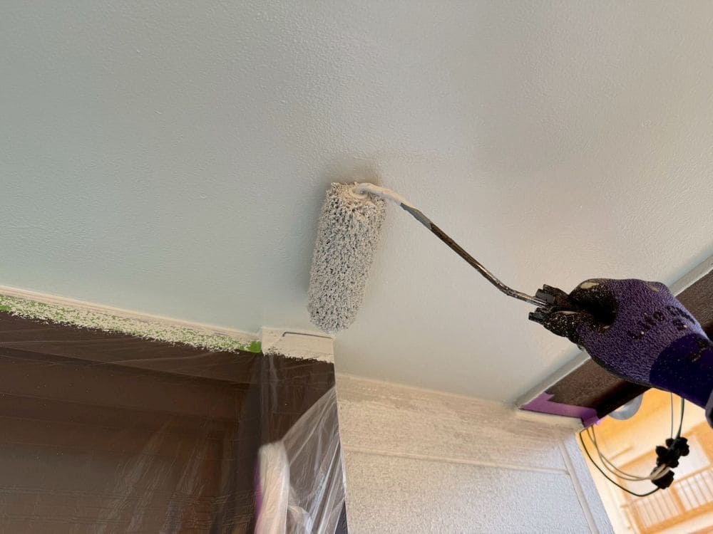 U様_鈴鹿市_軒天_上塗り 鈴鹿市の外壁塗装をリペイント匠が施工した写真