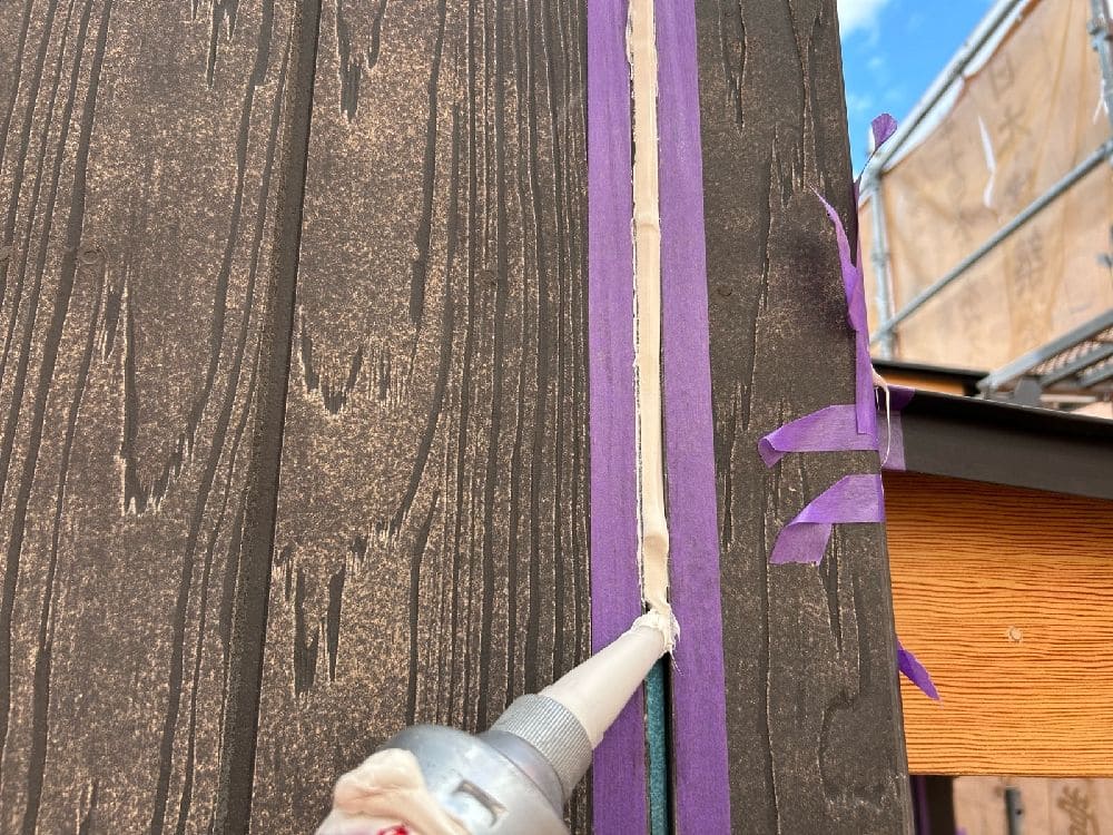 K様(菰野町)シール(打設目地) 三重郡菰野町の外壁塗装をリペイント匠が施工した写真