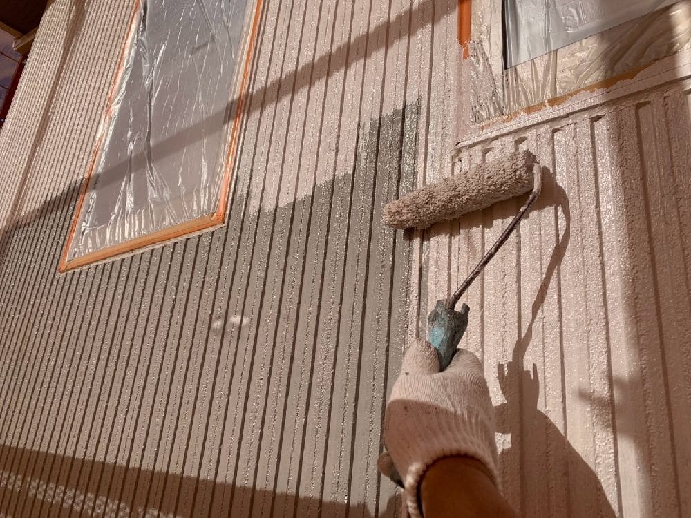 I様(四日市)外壁(中塗り2) (3) 四日市市の外壁塗装、屋根塗装、防水工事をリペイント匠が施工した写真