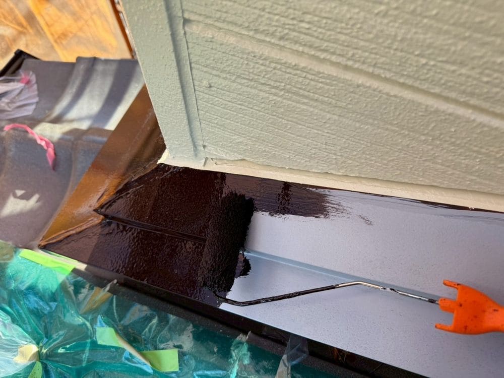 U様_鈴鹿市_雨押さえ_中塗り 鈴鹿市の外壁塗装をリペイント匠が施工した写真