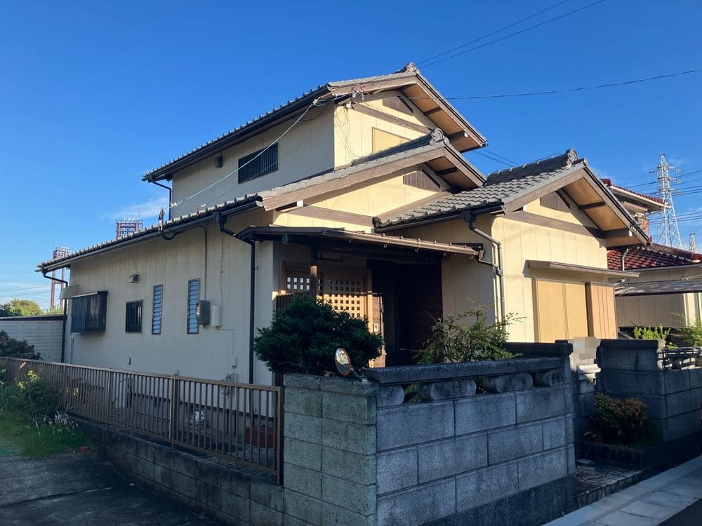 鈴鹿市_S様_施工前_全体 (2) 鈴鹿市の外壁塗装をリペイント匠が施工した写真