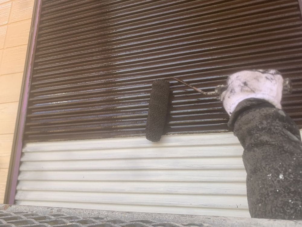 O様(津)雨戸(中塗り) (2) 津市の外壁塗装をリペイント匠が施工した写真