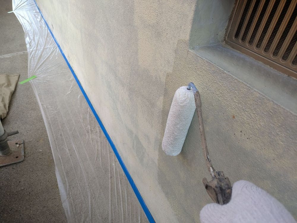 T様(伊勢市)基礎‗1回目 伊勢市の外壁・屋根塗装をリペイント匠が施工した写真