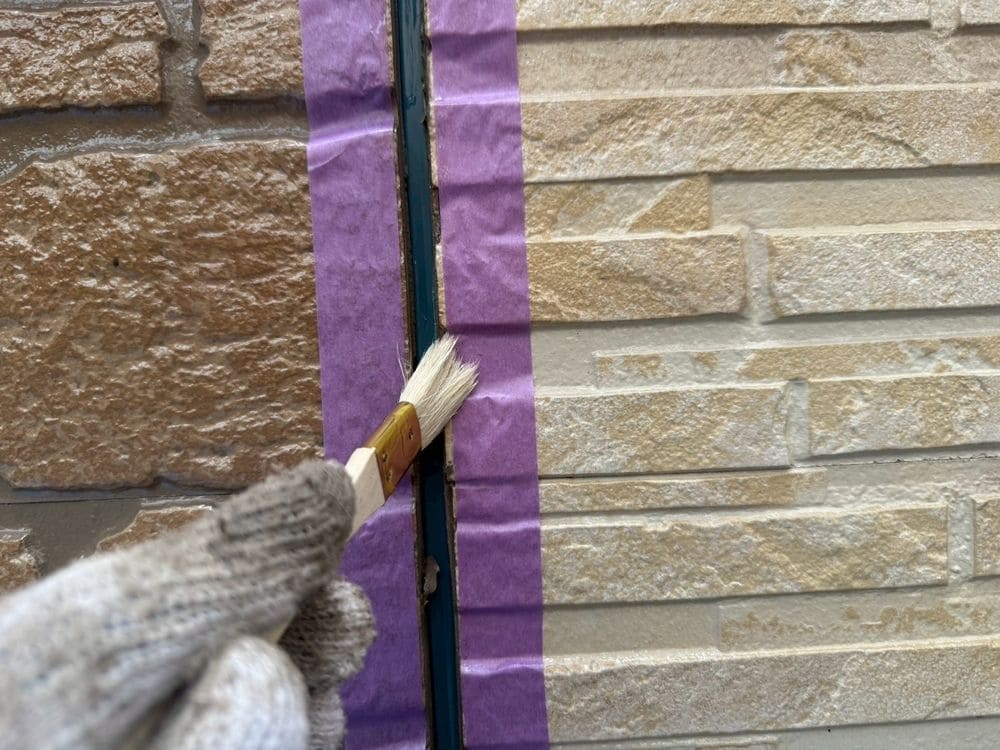 S様_鈴鹿市_シール(プライマー塗布) 鈴鹿市の外壁塗装をリペイント匠が施工した写真