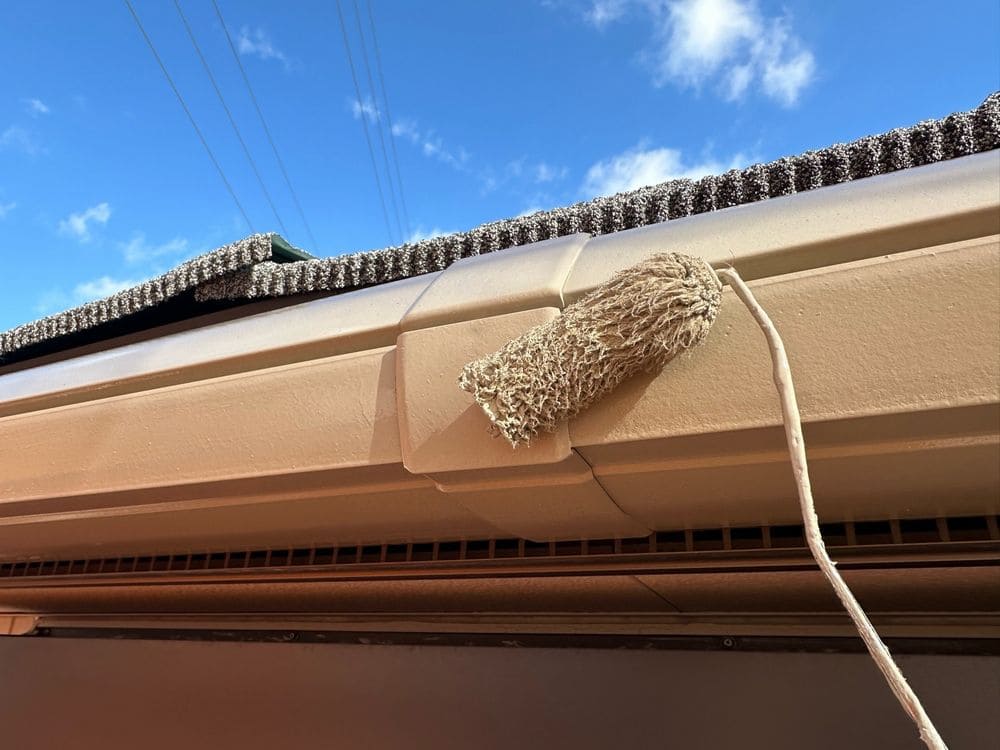 樋(上塗り) (2) 松阪市で外壁塗装と屋根工事をリペイント匠が施工した写真