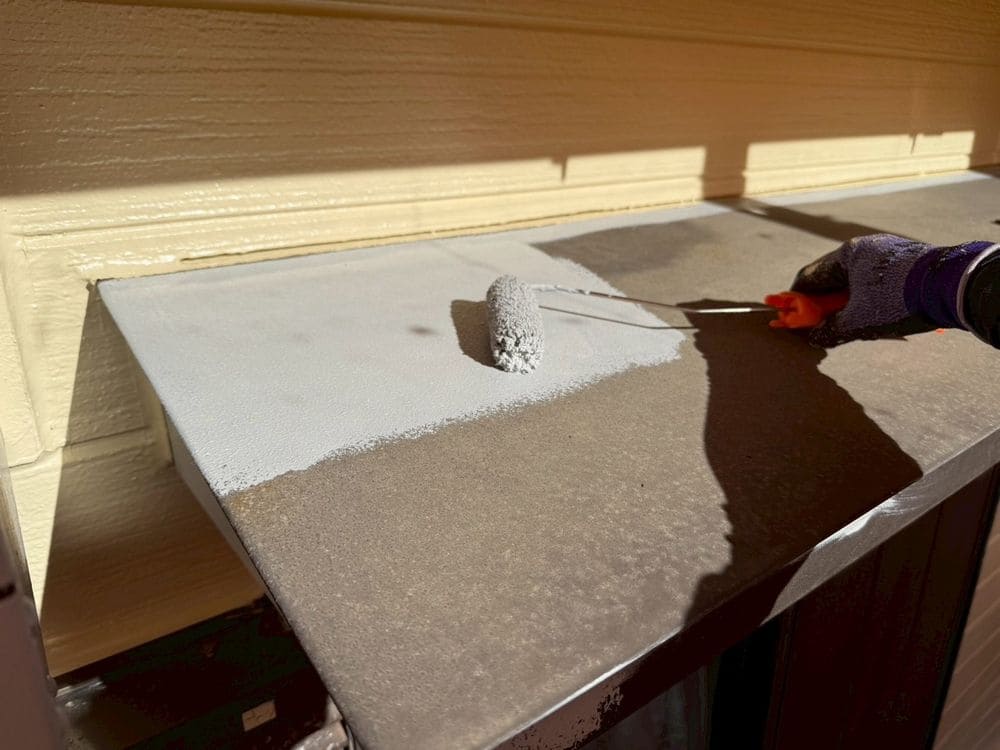 U様_鈴鹿市_庇_下塗り 鈴鹿市の外壁塗装をリペイント匠が施工した写真