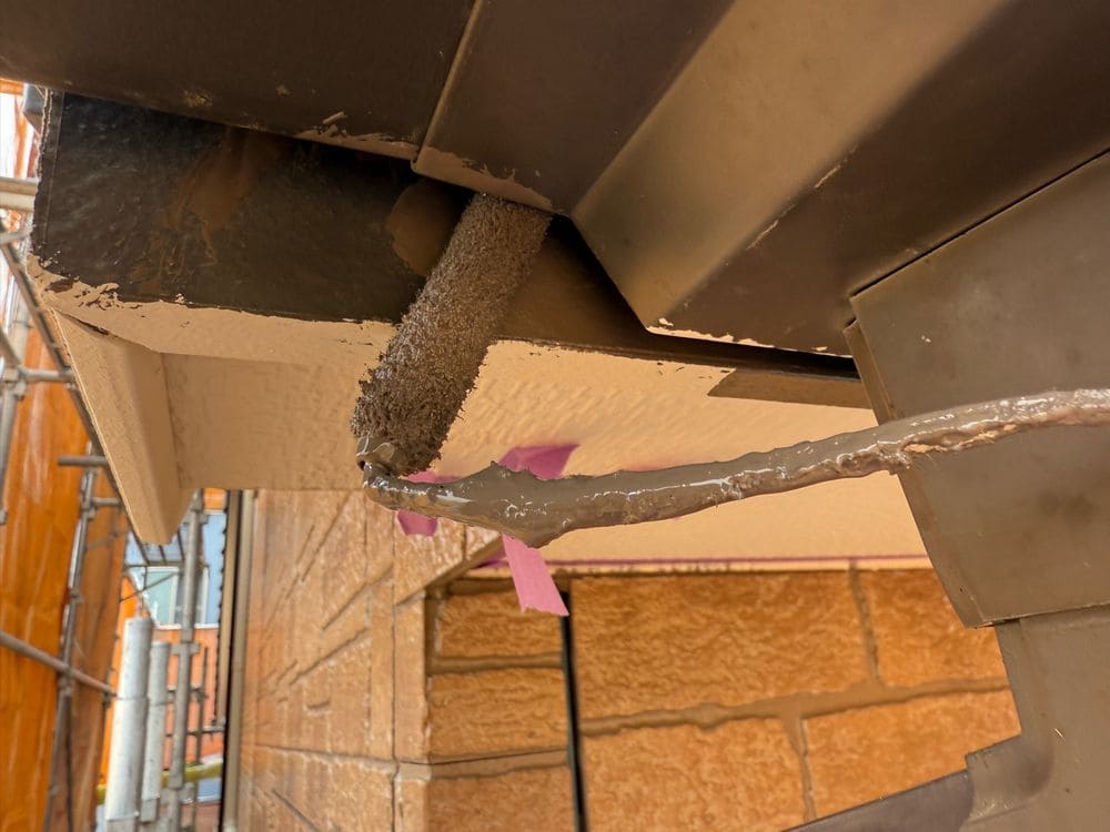 S様_鈴鹿市_鼻隠し(中塗り) 鈴鹿市の外壁塗装をリペイント匠が施工した写真