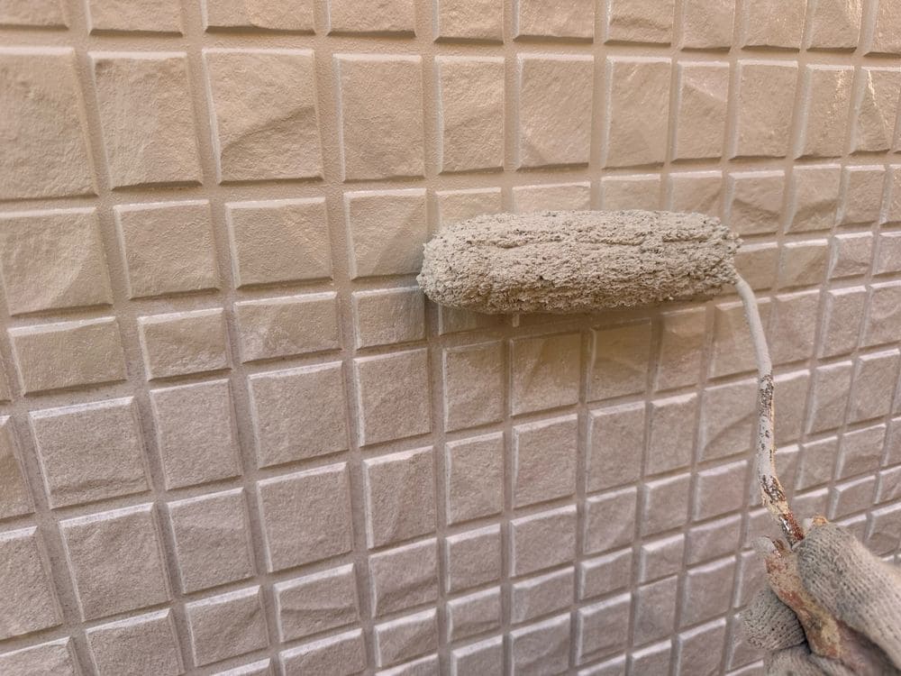 外壁(中塗り1) 松阪市で外壁塗装と屋根工事をリペイント匠が施工した写真