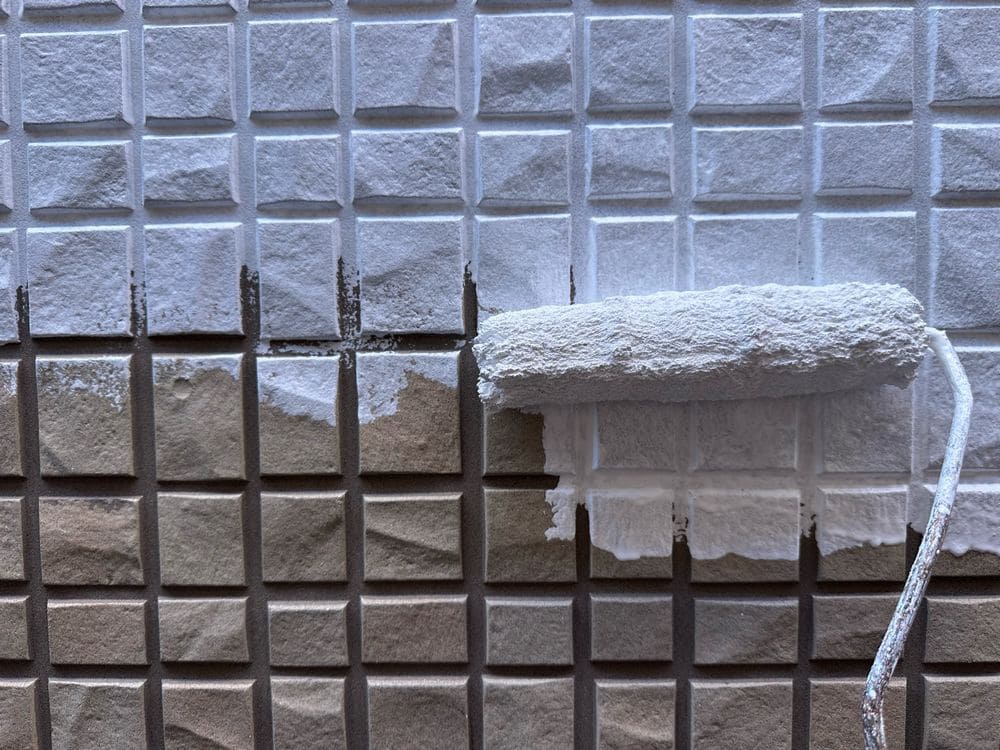 外壁(下塗り1) 松阪市で外壁塗装と屋根工事をリペイント匠が施工した写真