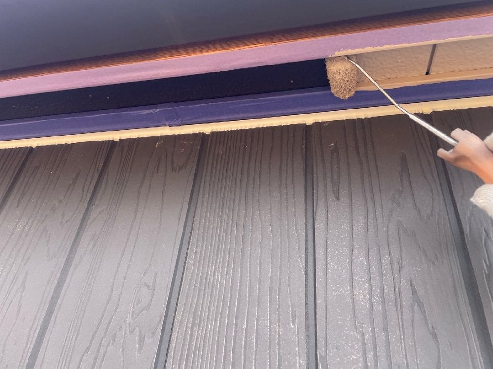 K様(菰野町)軒天(中塗り) 三重郡菰野町の外壁塗装をリペイント匠が施工した写真