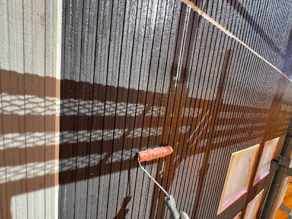 I様(四日市)_外壁(下塗り1) (2) 四日市市の外壁塗装、屋根塗装、防水工事をリペイント匠が施工した写真