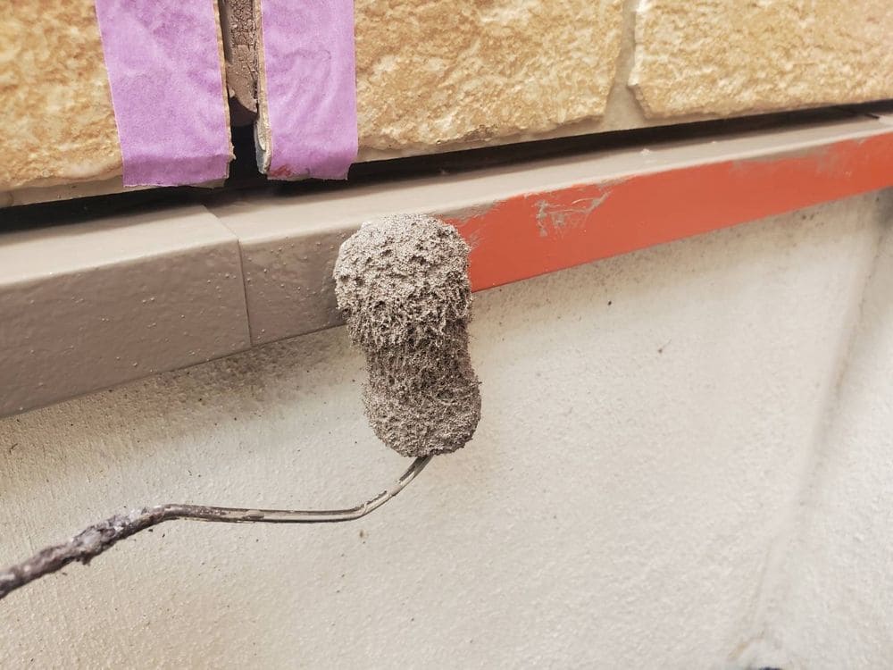 S様_鈴鹿市_水切り(中塗り) 鈴鹿市の外壁塗装をリペイント匠が施工した写真