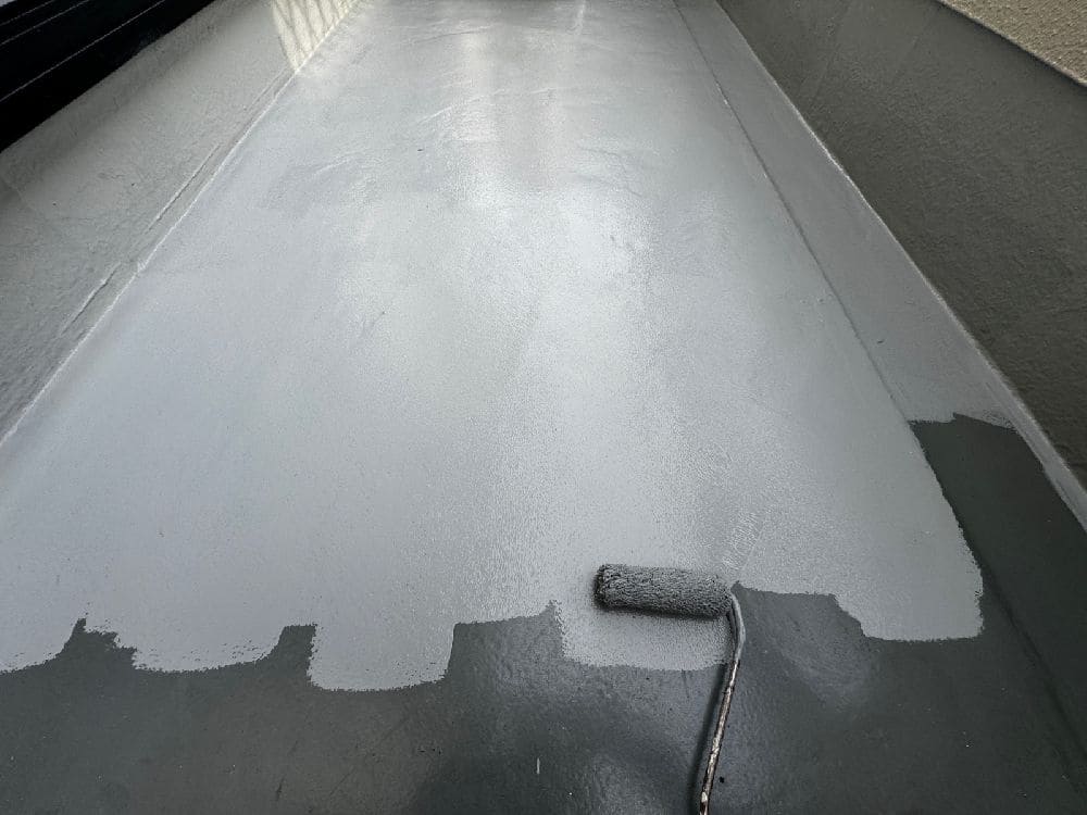 I様(四日市)防水(1層目) 四日市市の外壁塗装、防水工事をリペイント匠が施工した写真