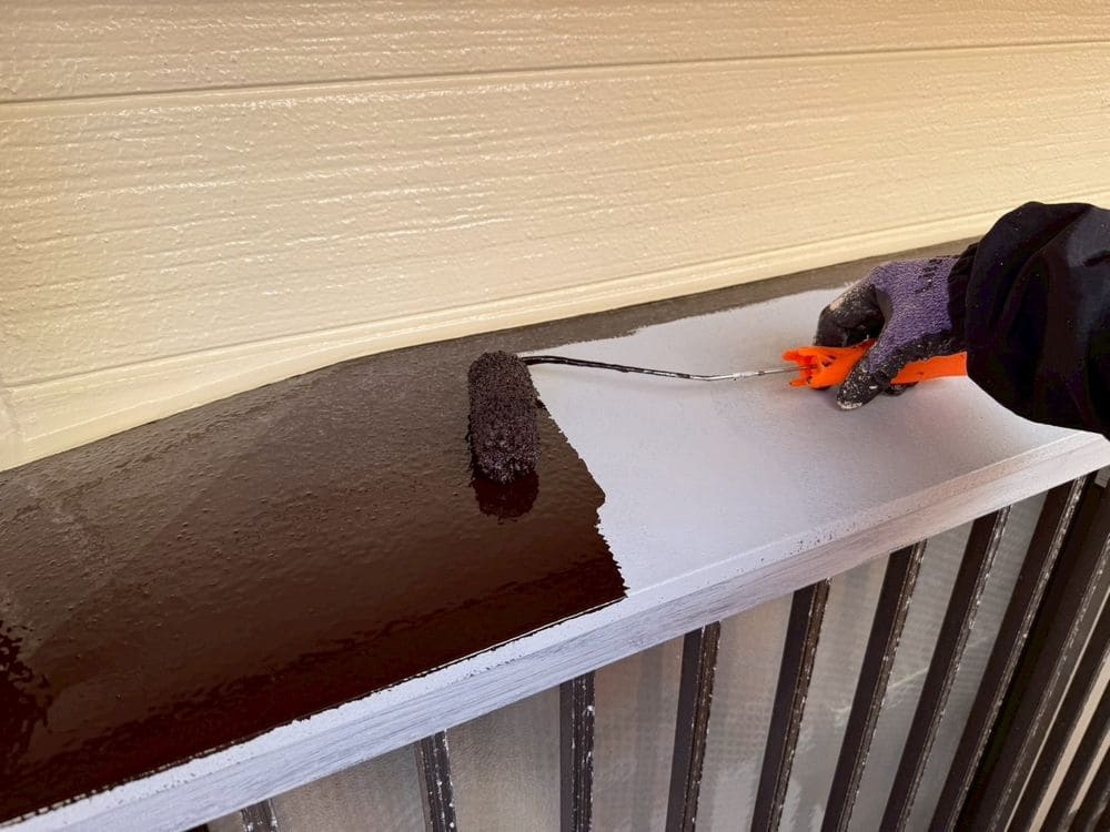 U様_鈴鹿市_出窓天端_中塗り 鈴鹿市の外壁塗装をリペイント匠が施工した写真