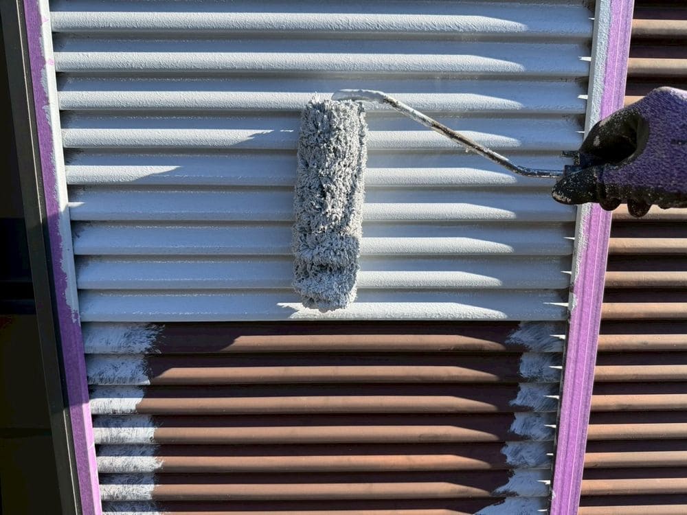 U様_鈴鹿市_雨戸_下塗り 鈴鹿市の外壁塗装をリペイント匠が施工した写真
