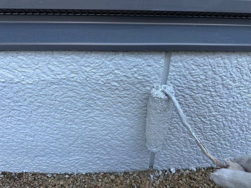 基礎(上塗り) 松阪市で外壁塗装と屋根工事をリペイント匠が施工した写真