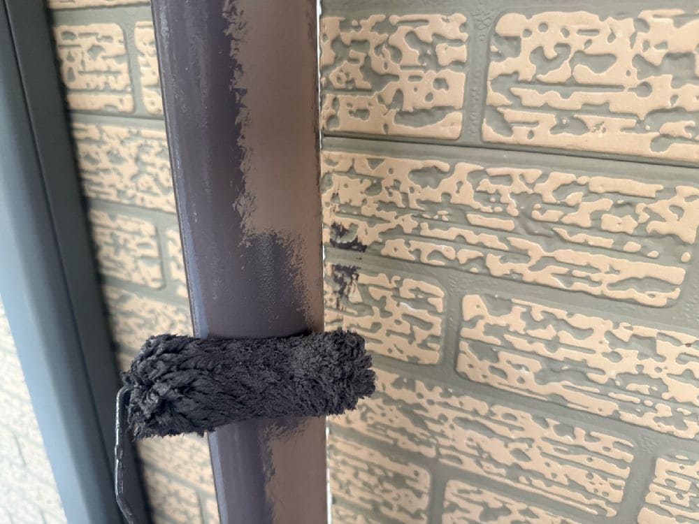 K様(四日市)樋(中塗り) 菰野町の外壁塗装、防水工事をリペイント匠が施工した写真