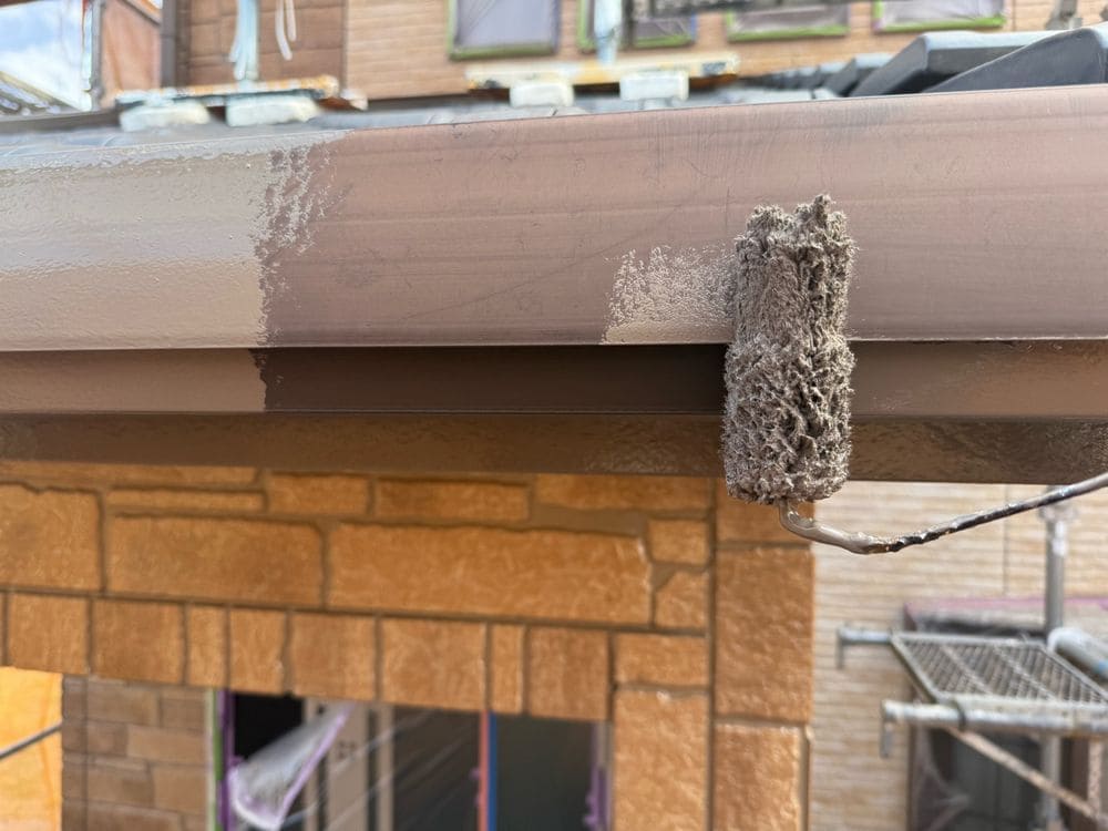 S様_鈴鹿市_横樋(中塗り) 鈴鹿市の外壁塗装をリペイント匠が施工した写真