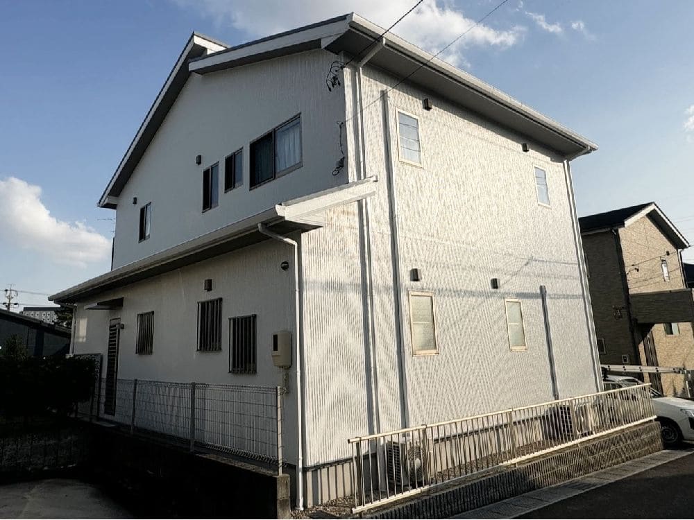 I様(四日市)_施工後_外壁全体 (3) 四日市市の外壁塗装、屋根塗装、防水工事をリペイント匠が施工した写真