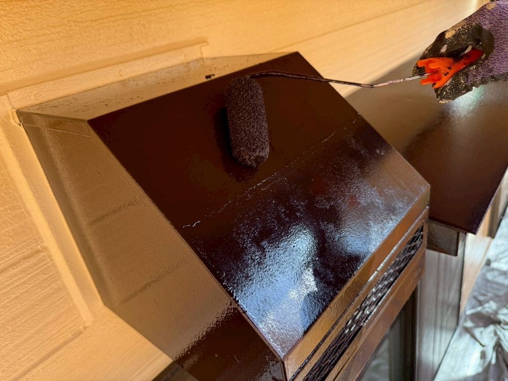 U様_鈴鹿市_換気フード_上塗り 鈴鹿市の外壁塗装をリペイント匠が施工した写真