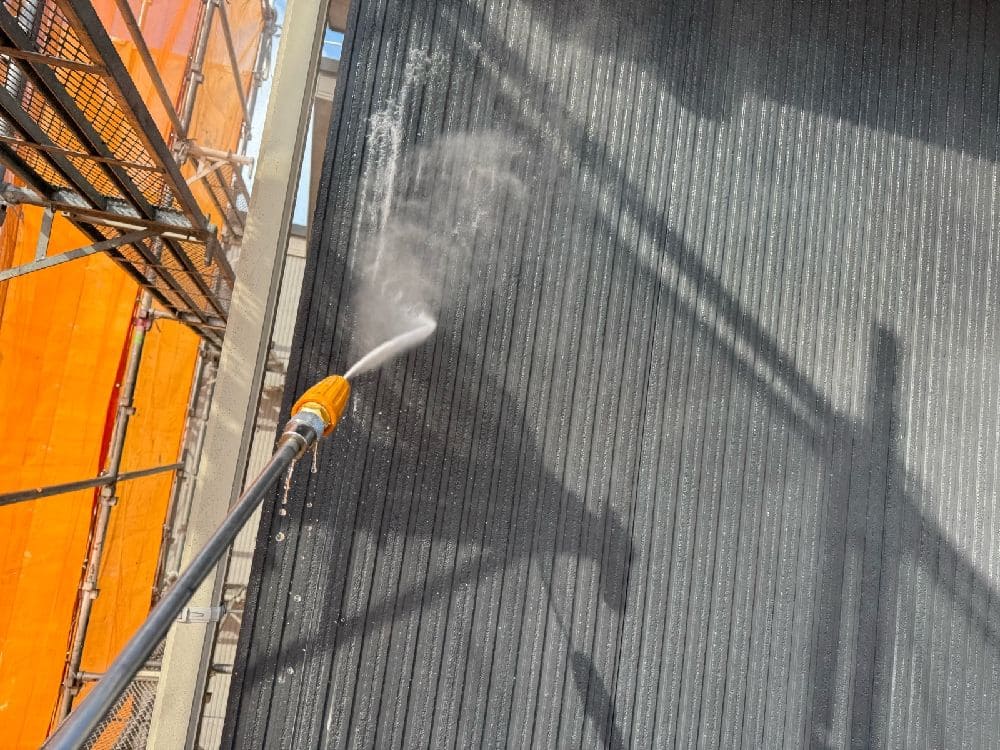 I様(四日市)高圧洗浄(外壁) (5) 四日市市の外壁塗装、屋根塗装、防水工事をリペイント匠が施工した写真