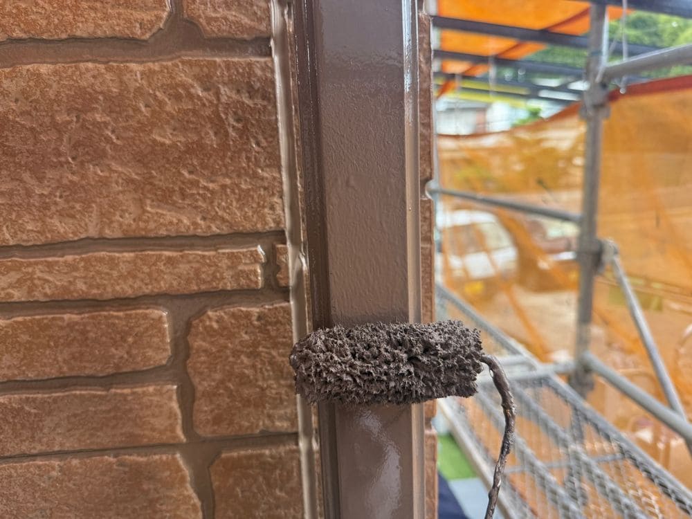 S様_鈴鹿市_縦樋(上塗り) 鈴鹿市の外壁塗装をリペイント匠が施工した写真