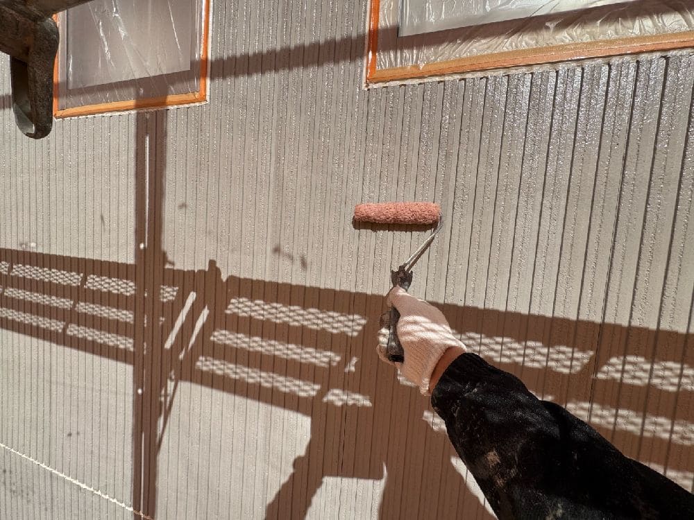 I様(四日市)_外壁(下塗り1) 四日市市の外壁塗装、屋根塗装、防水工事をリペイント匠が施工した写真