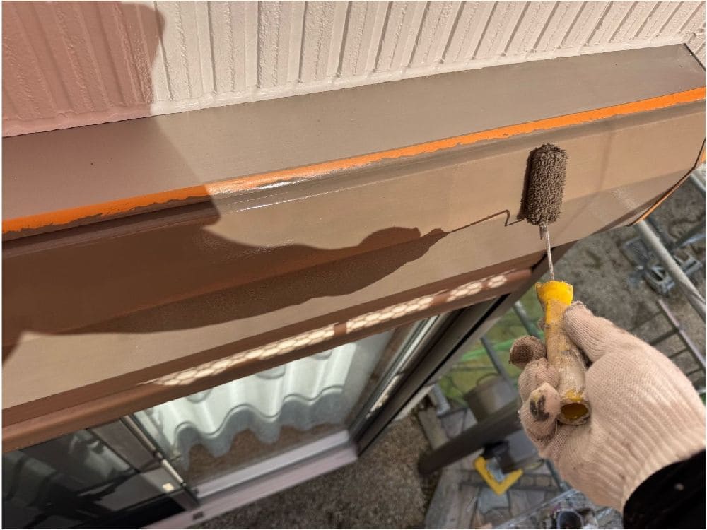 I様(四日市)_シャッターボックス(上塗り) 四日市市の外壁塗装、屋根塗装、防水工事をリペイント匠が施工した写真