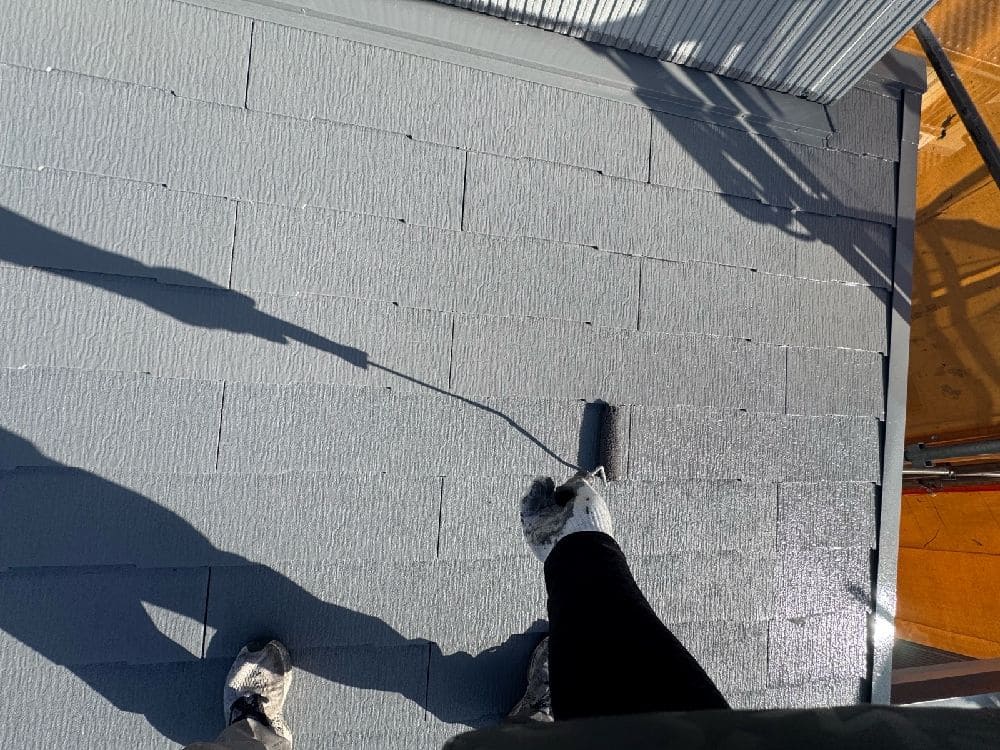 I様(四日市)_屋根(上塗り1) 四日市市の外壁塗装、屋根塗装、防水工事をリペイント匠が施工した写真